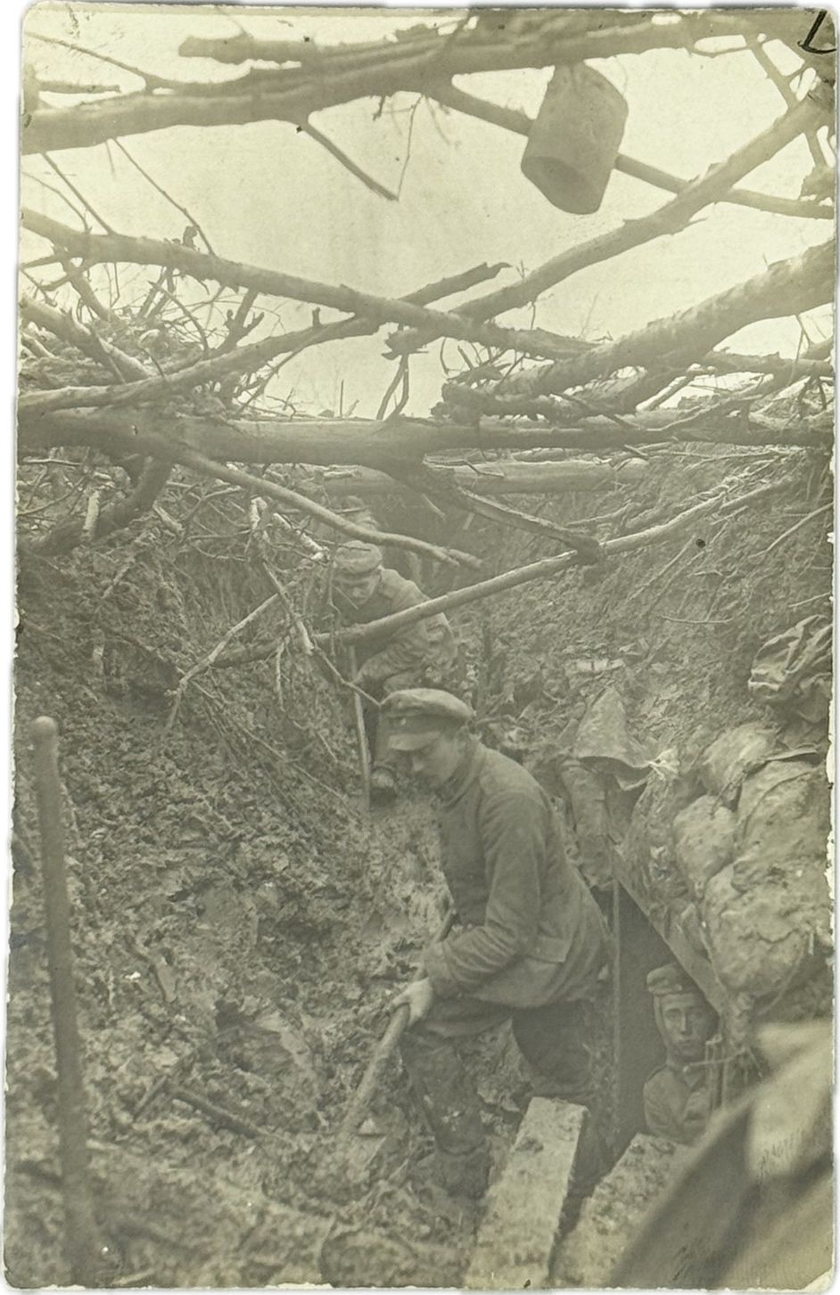 militaria : CP PHOTO SOLDAT TRAVAUX DE TRANCHEE BOIS DE SAINT-PIERRE-VAAST 16/17