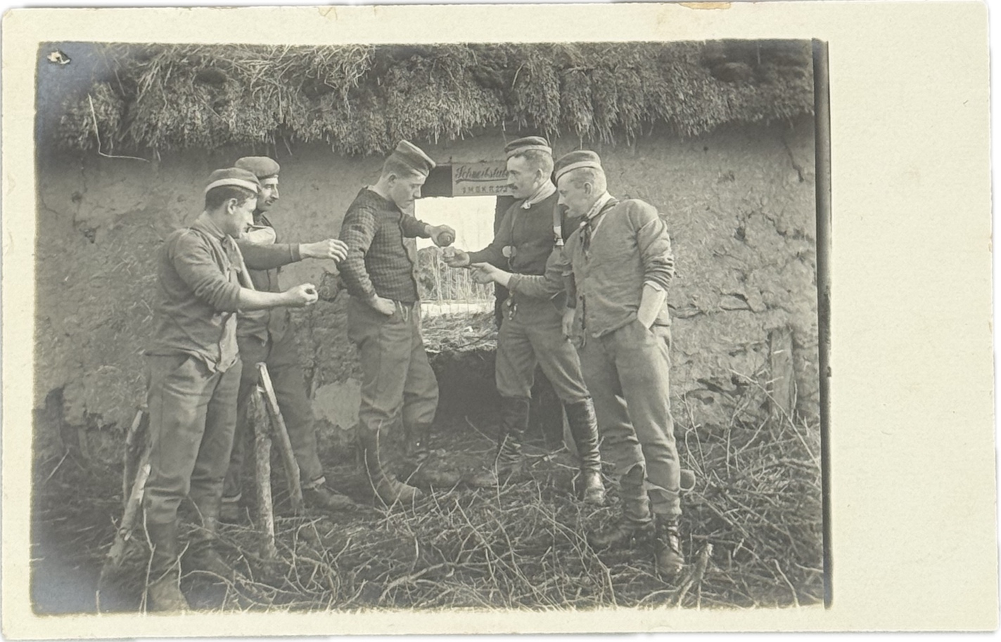 militaria : CP PHOTO SOLDATS MGK IR 273 BUVANT PETIT VERRE ALCOOL