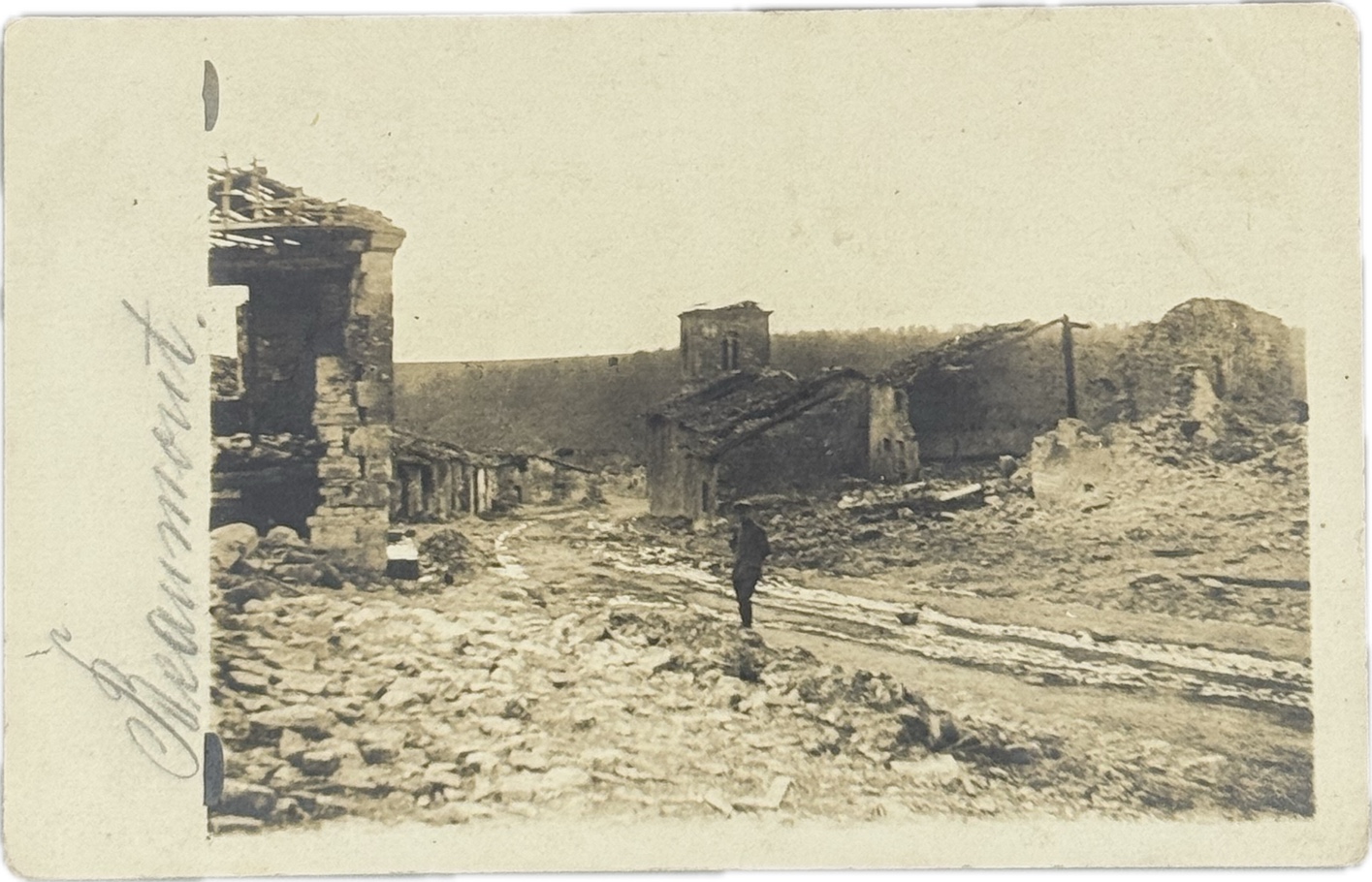 militaria : CP PHOTO SOLDAT ALLEMAND RUINES VILLAGE DE BEAUMONT MEURTHE ET MOSELLE