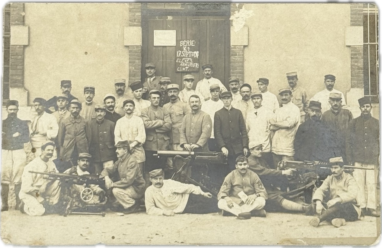 militaria : CP PHOTO GROUPE SOLDATS FRANÇAIS ECOLE ARMURIERE MG 08 1907 ET HOTCHKISS