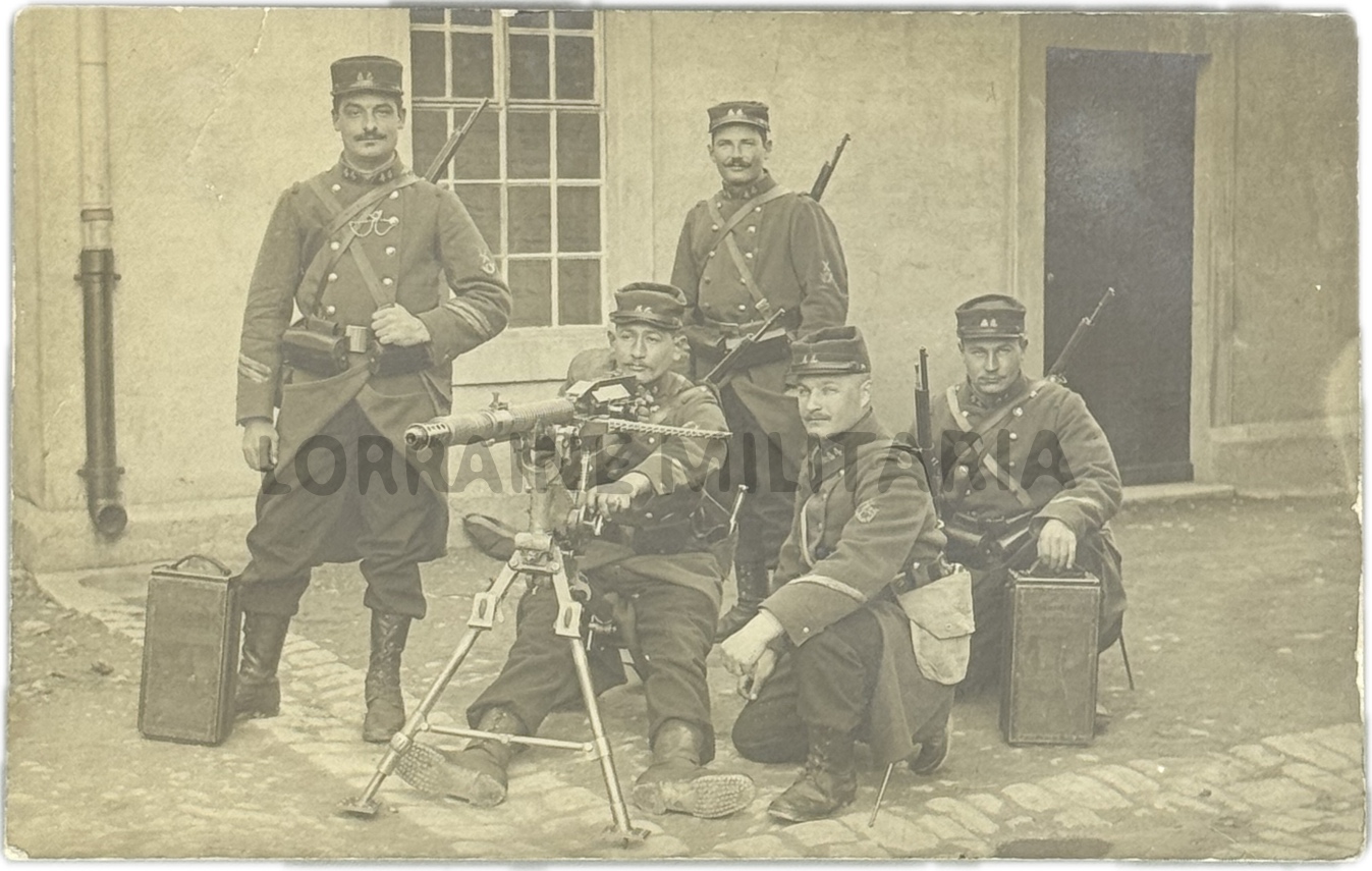 militaria : CP PHOTO GROUPE SOLDATS FRANÇAIS INFANTERIE MITRAILLEUSE DE PUTEAUX 1905