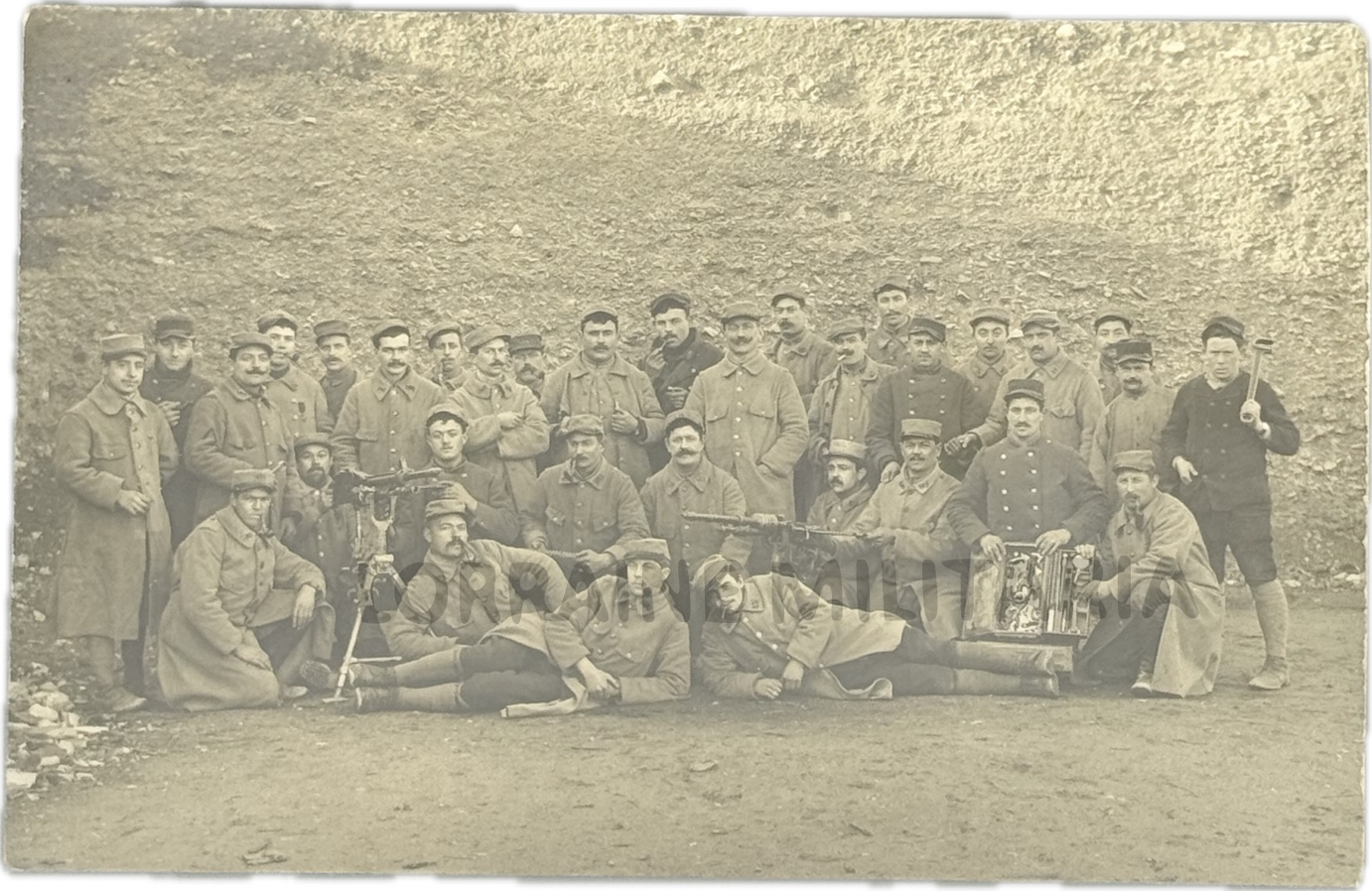 militaria : CP PHOTO GROUPE SOLDATS  MITRAILLEUSES Mle 1907 HOTCHKISS CAISSE ACCESSOIRES