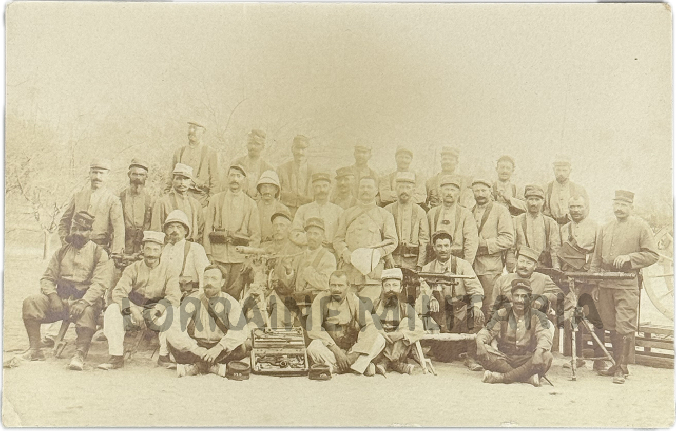 militaria : CP PHOTO GROUPE SOLDATS  MITRAILLEUSES Mle 1907 SUR AFFUT REMPART ET PUTEAUX 190
