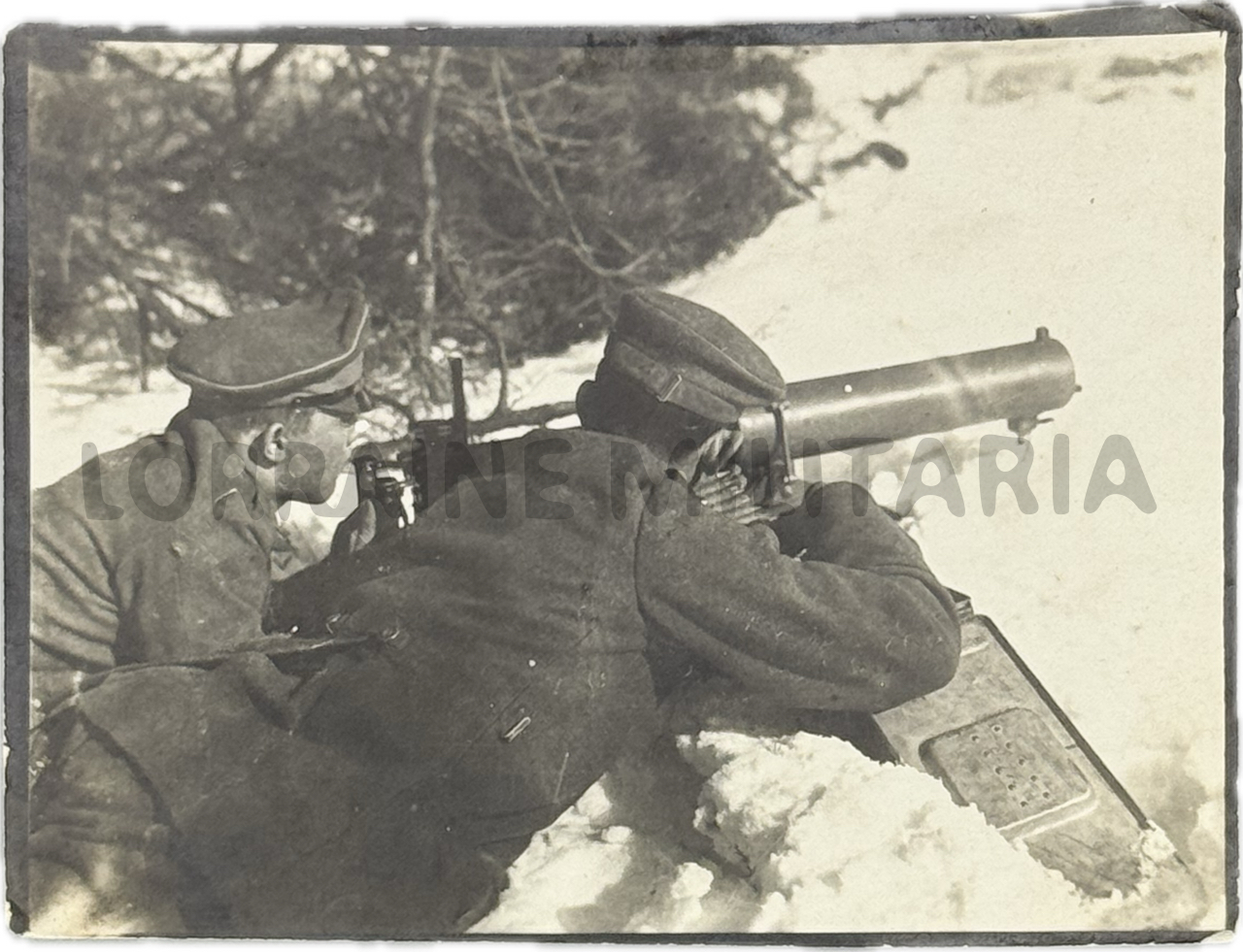 militaria : CP PHOTO  MITRAILLEURS  ALLEMANDS  MG 08 AVEC AFFÛT DE TRANCHEE NEIGE