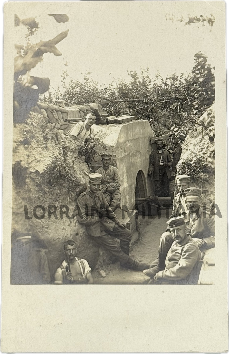 militaria : CP PHOTO MITRAILLEURS AVEC MG 08 ENTREE ABRIS BETON TRANCHEE