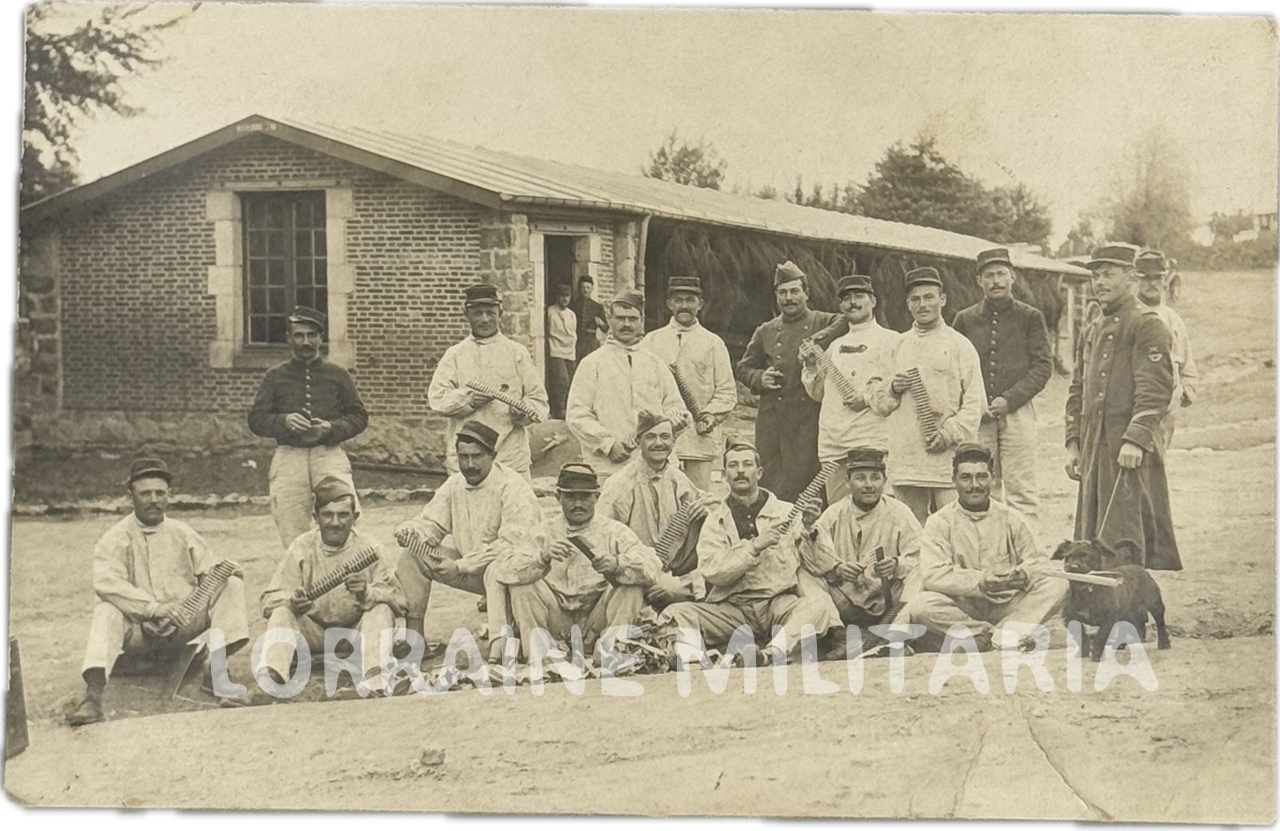 militaria : PHOTOS CP SOLDATS EN TRAIN DE METTRE LES CARTOUCHES SUR BANDE DE 1907.