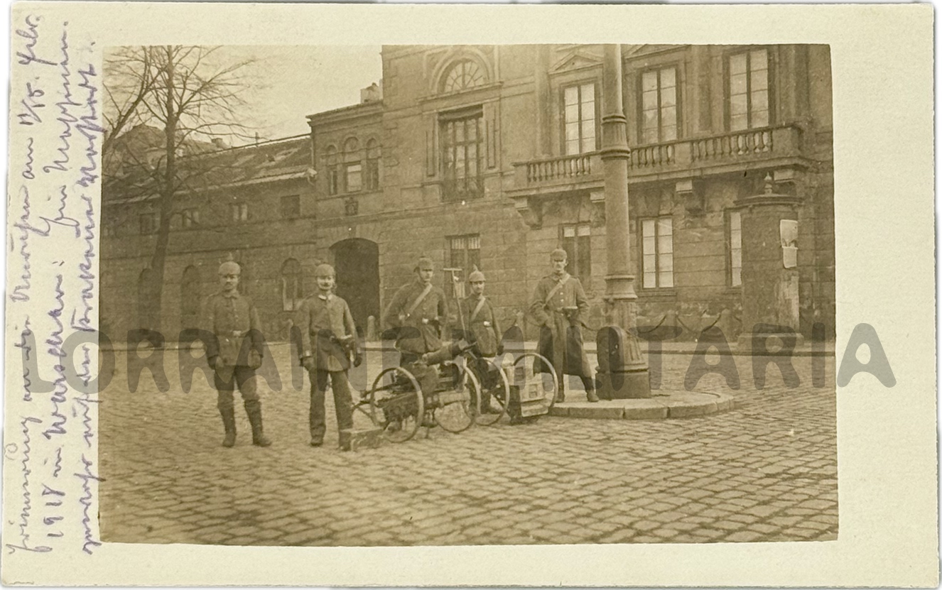 militaria : CP PHOTO GROUPE DE MITRAILLEURS  ALLEMANDS  MG 08 SUR RARE CHARRETTE A MAIN