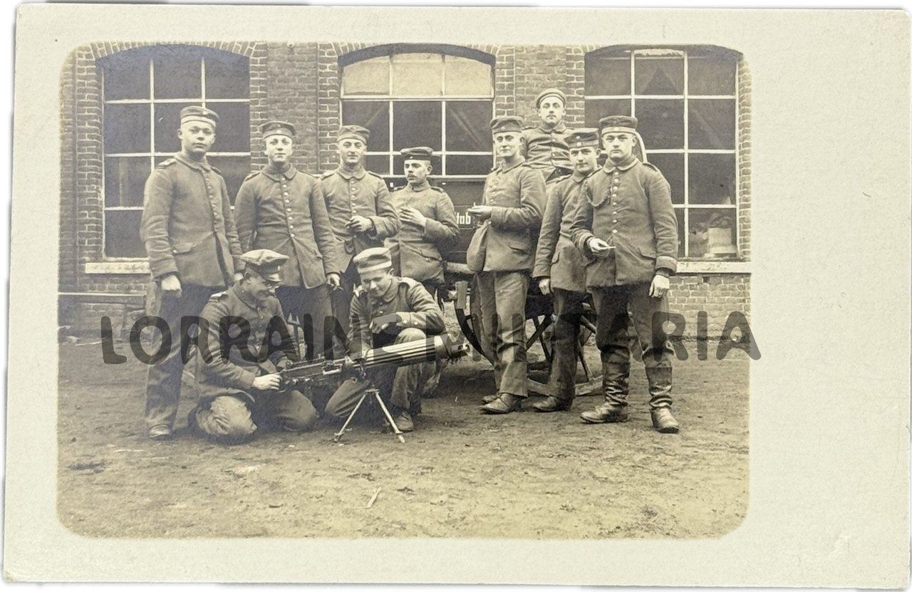 militaria : CP PHOTO GROUPE DE MITRAILLEURS  ALLEMANDS  VICKERS GB DE PRISE